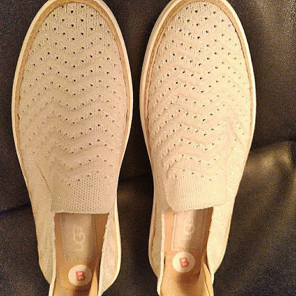 UGG NWOB Cream colored Sammy Chevron Sneaker Slip on Rib Knit Shoes Size 6